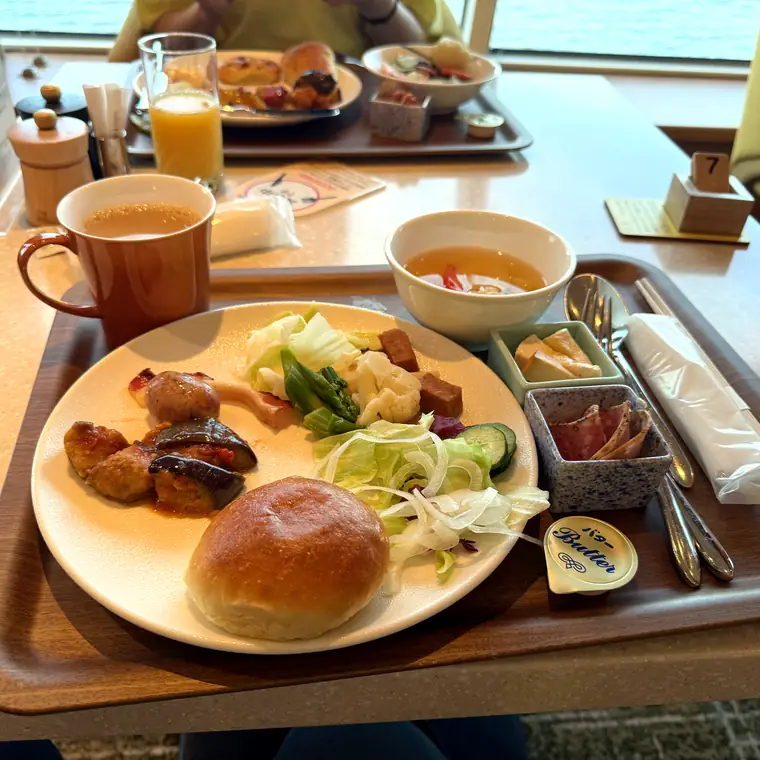 飛鳥Ⅱのリドのテーブルに並ぶ朝食のプレートやトレー