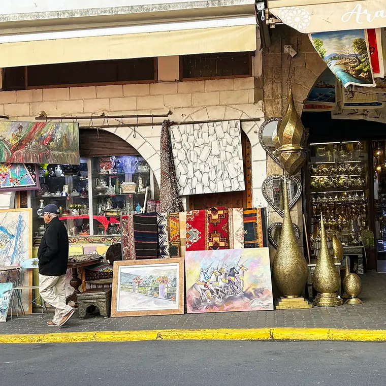 絵や金属製の器が並ぶカサブランカの店先