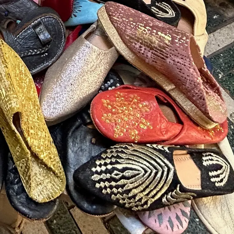 赤や金色などの刺繍の入ったバブーシュ