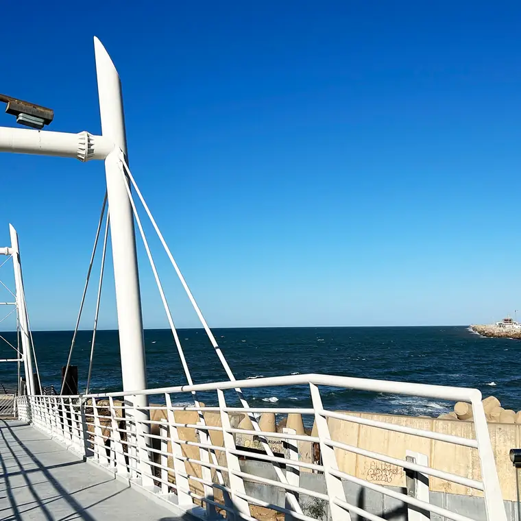白い手すりと橋の向こうに広がる青い海