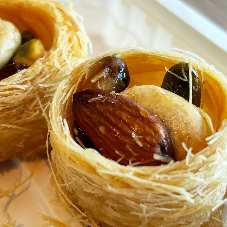 細い生地とナッツを使った丸い菓子