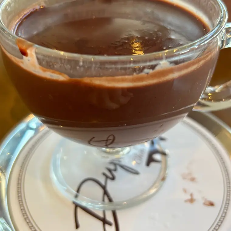 ガラスのカップに入ったホットチョコレート