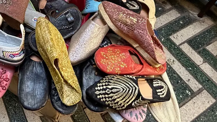 赤や金色などの刺繍の入ったバブーシュ