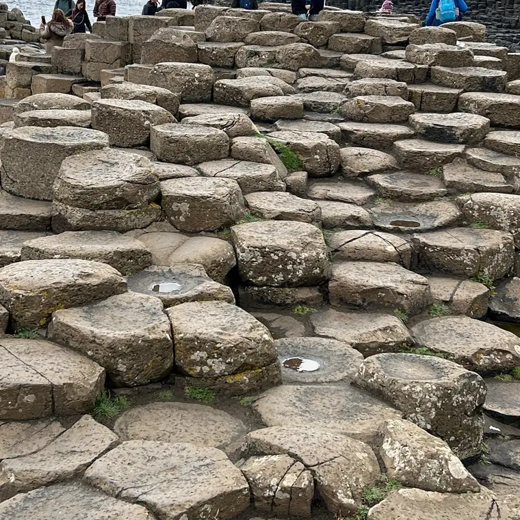高さの異なる石が階段状に重なる岩場
