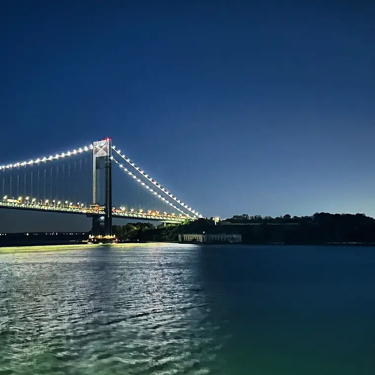 海上から見た、灯りが連なる吊り橋
