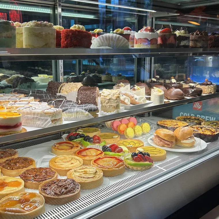 タルトやケーキが並ぶショーケース