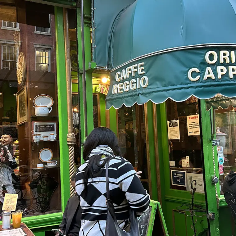 緑のひさしと窓のあるCaffè Reggioの店先