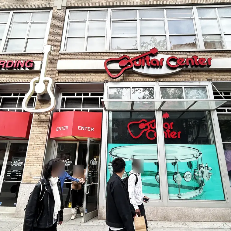 ニューヨークの楽器店Guitar Centerの店先