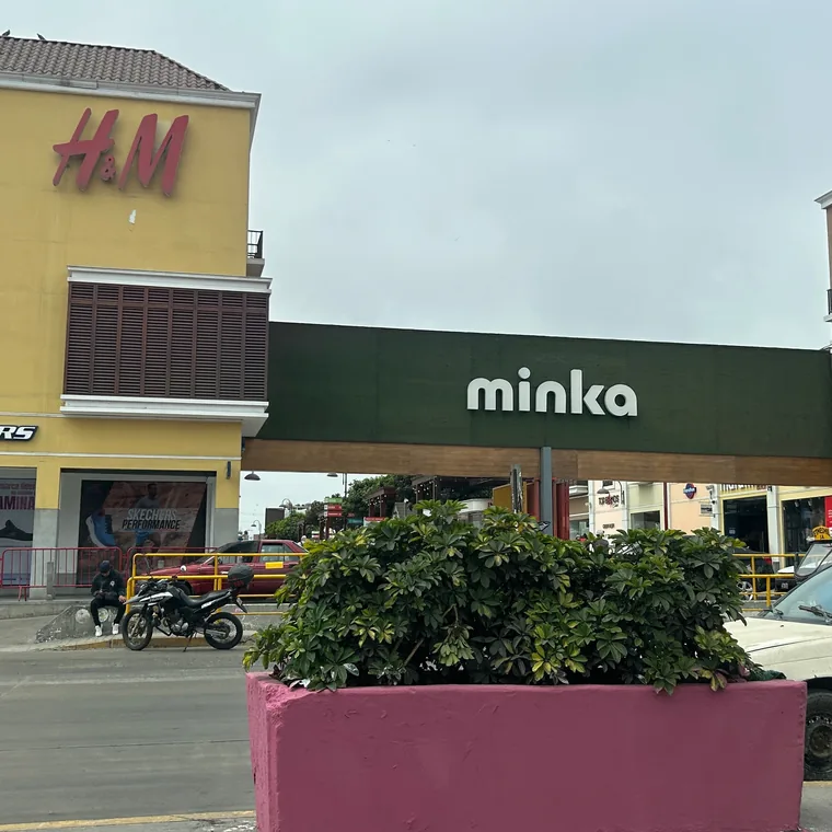 カヤオのショッピングセンターMinkaを車窓から眺めたところ
