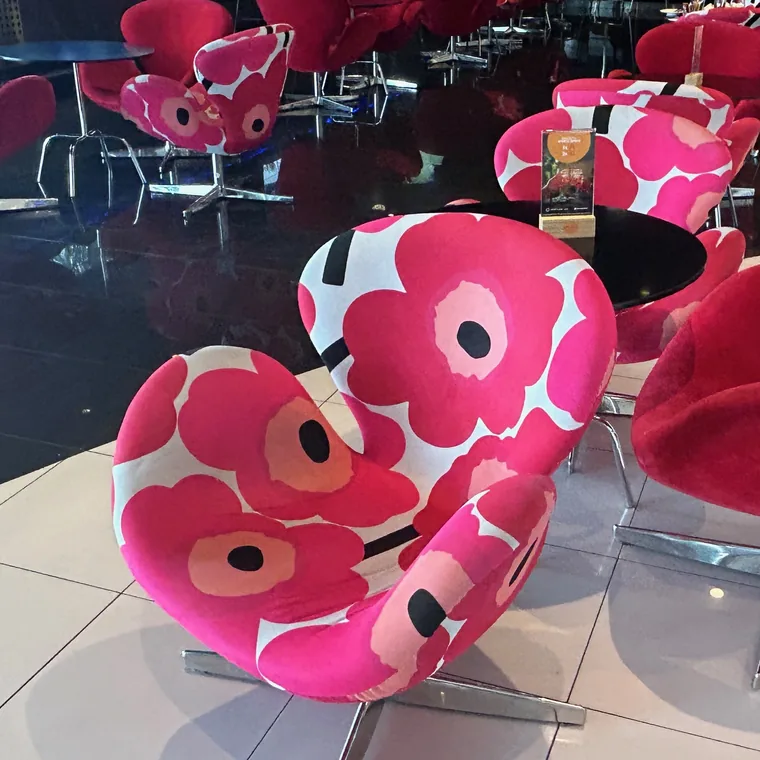 リマ空港のホテルのバーに並ぶ赤とピンクの花柄の椅子