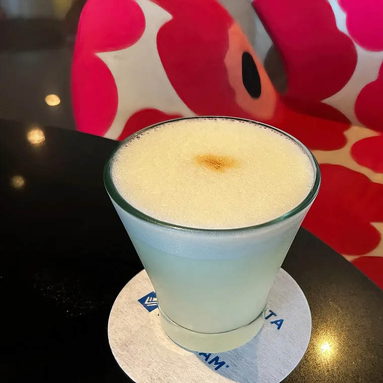 花柄の椅子を背景にしたホテルのピスコサワー