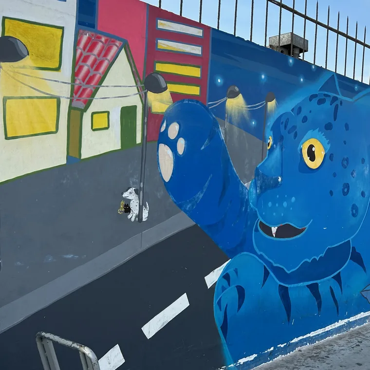 リマ空港周辺の歩道に描かれた色鮮やかな壁画