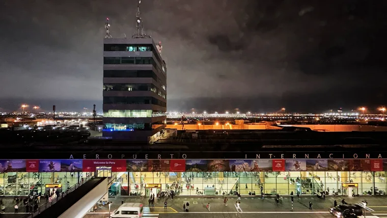 ホテルから眺めた2024年当時のリマ空港の夜景