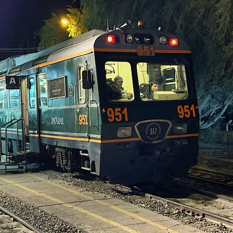 夜のオリャンタイタンボ駅に停車するインカレイル