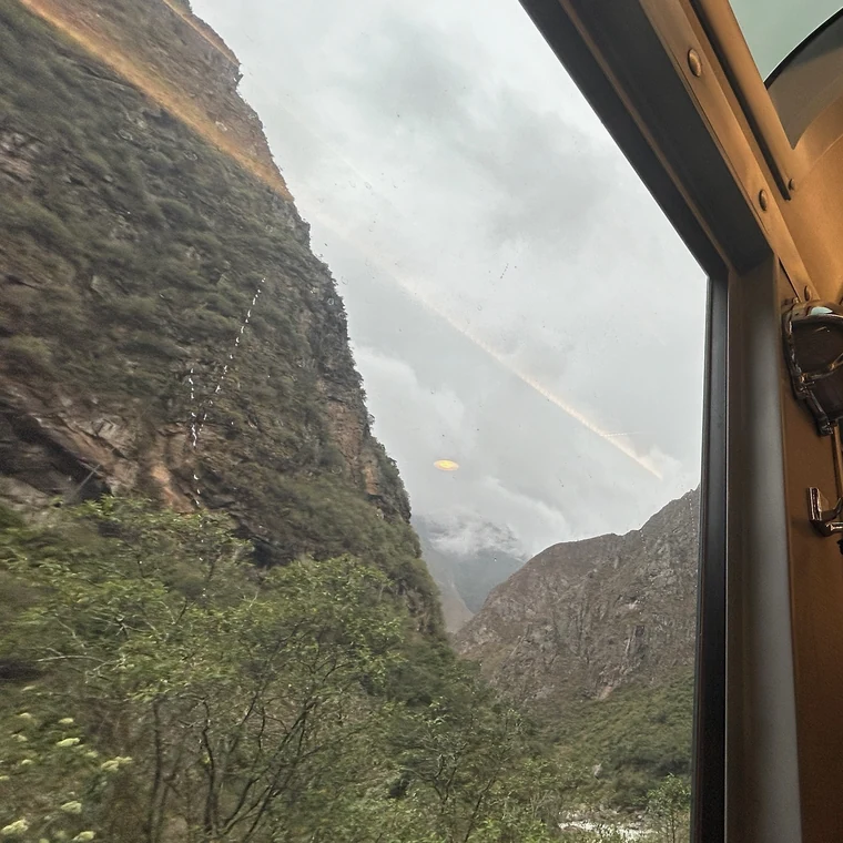 インカレイルの車窓から見上げたアンデスの山々