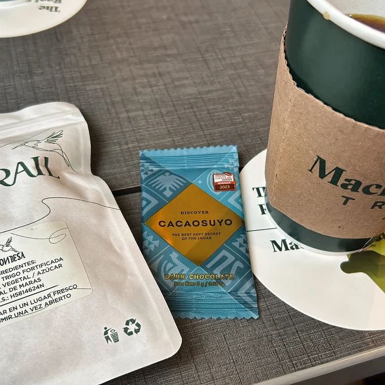 インカレイルの車内で提供された飲み物とスナック