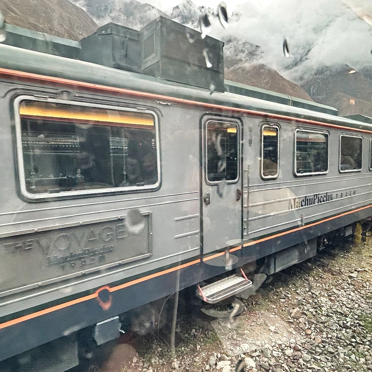 インカレイルの窓越しに見かけた銀色の列車