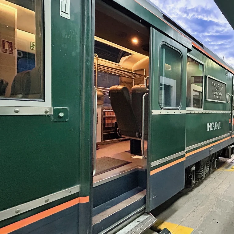 オリャンタイタンボ駅に停車するインカレイルの扉と座席