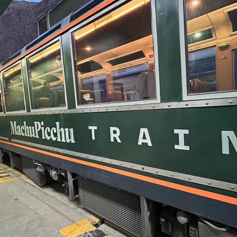 オリャンタイタンボ駅のホームとインカレイルの緑の車体