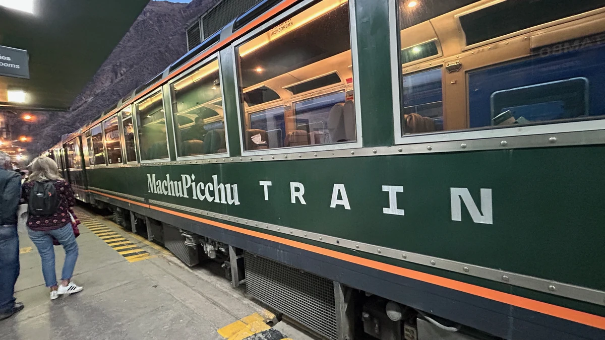 オリャンタイタンボ駅のインカレイルとホーム