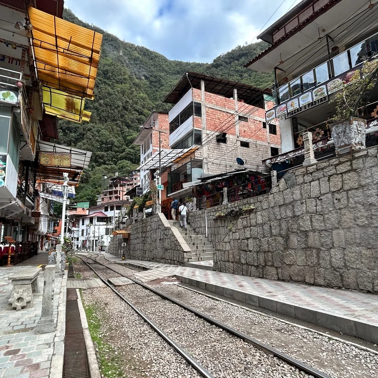 マチュピチュ村の街中を通る線路