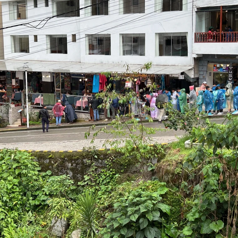 雨のマチュピチュ村で遺跡へ向かう人々の長い列