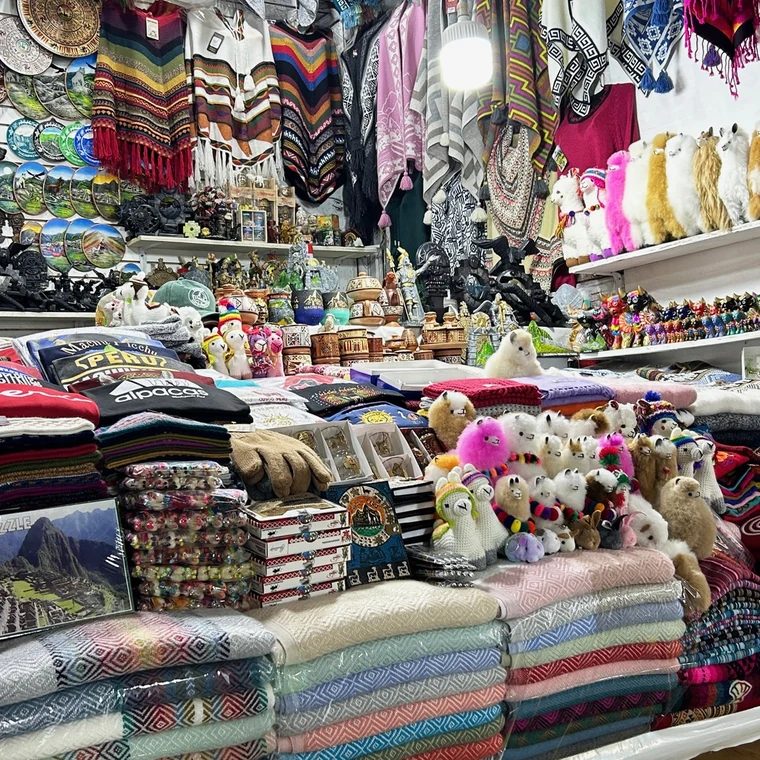 マチュピチュ村の土産物店に並ぶ布や小物
