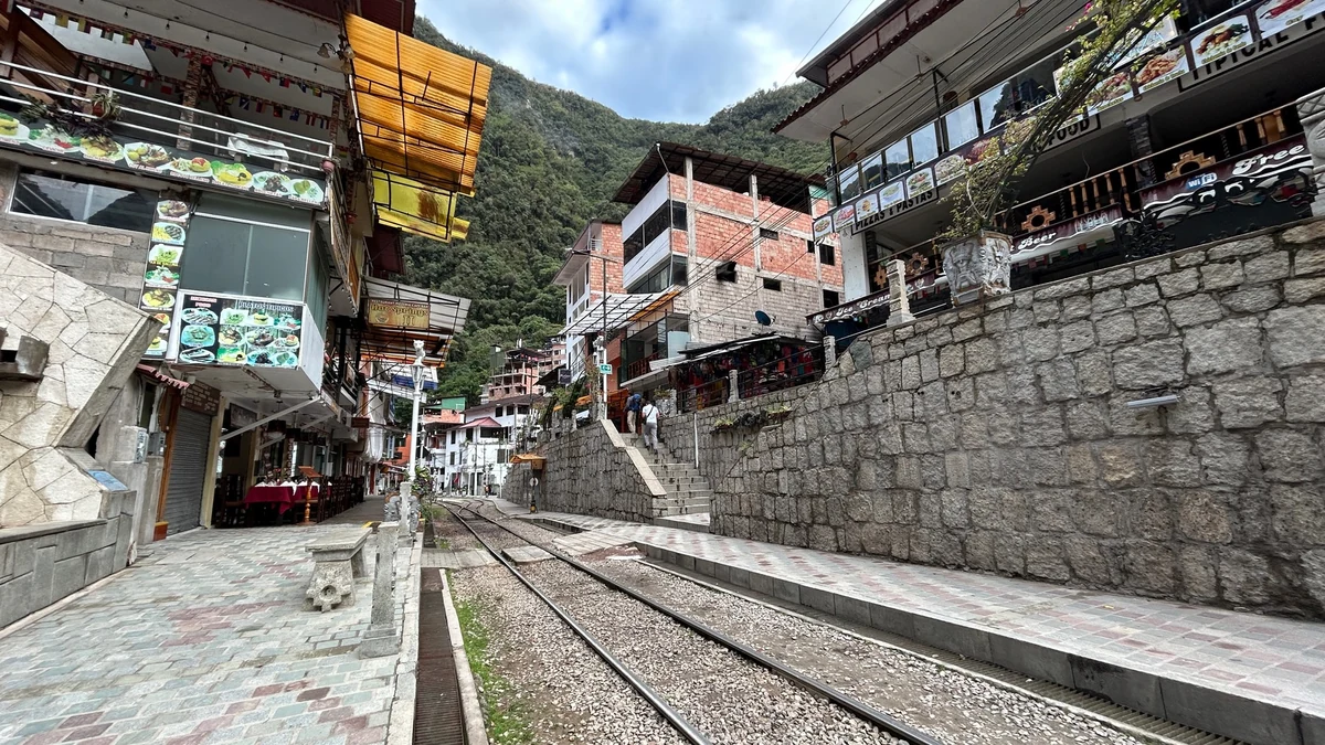 マチュピチュ村の街中を通る線路と山々