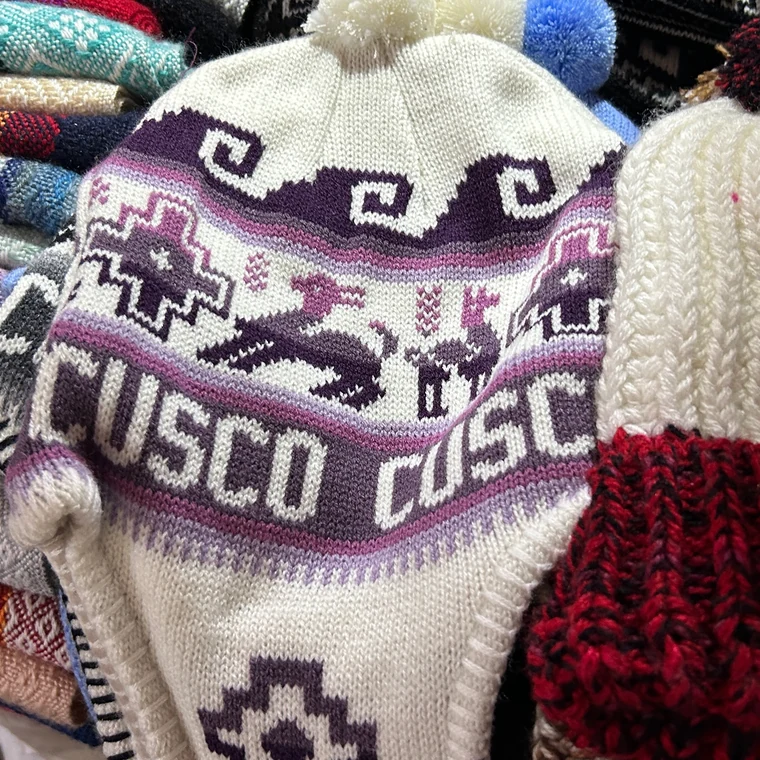 クスコ｜「CUSCO」の文字が入った、カラフルなニット帽。