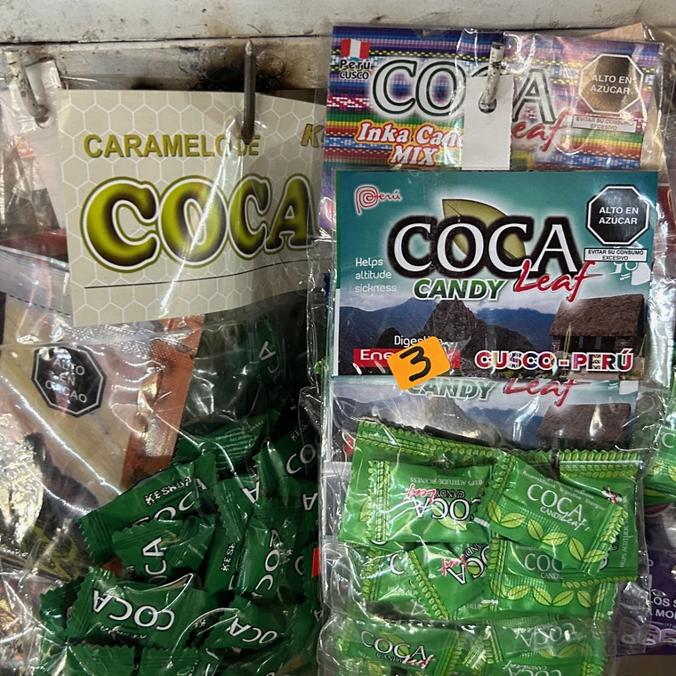 クスコ｜市場で見かけた、コカのキャンディーのパッケージ。