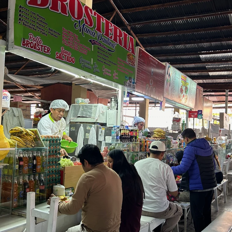 クスコ｜食事のカウンターも。買い物だけではない、市場の日常。
